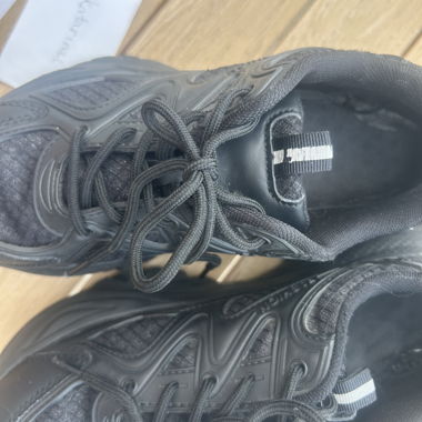 Schwarze Sneaker mit Plateau-Sohlen