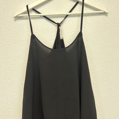 Haut en satin noir à bretelles