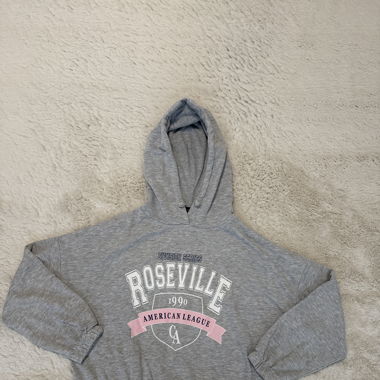Grauer Pullover mit Aufdruck