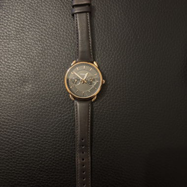 Analoge Fossil-Armbanduhr