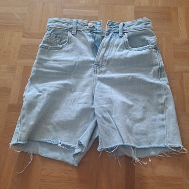 Jeansshorts aus hellem Denim