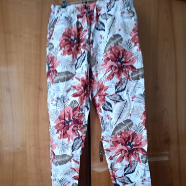 Leinenhose beige mit Blumenmuster
