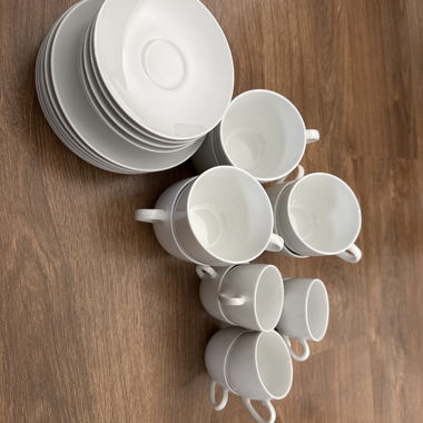 Service de tasses et assiettes blanches