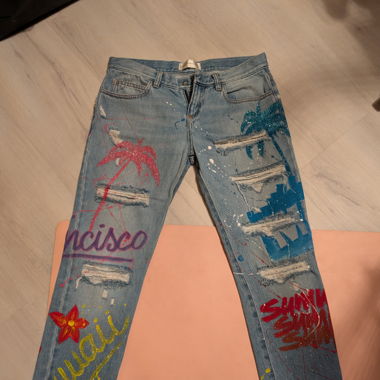 Jeans mit cut-out und bemalten Mustern