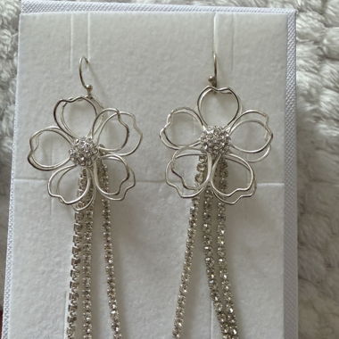 Orecchini pendenti floreali con strass