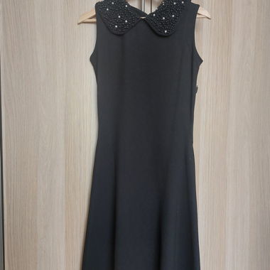 Raina London abito midi nero con colletto perlato