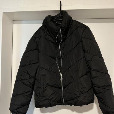Schwarze Daunen Jacke kurz