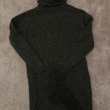 Robe en maille gris foncé à col roulé
