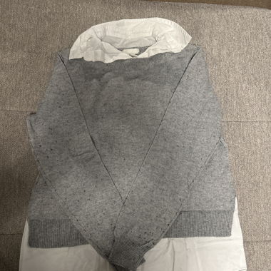 Grauer Pullover