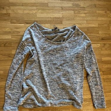Grauer Pullover