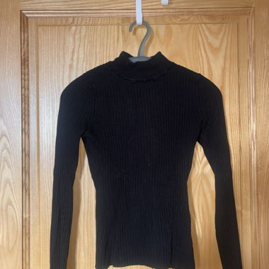 Maglione nero a collo alto coste