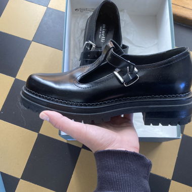 Scarpa Minelli in pelle nera, stile Mary Jane
