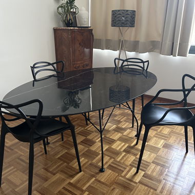 Tavolo ovale in ceramica nera con 4 sedie