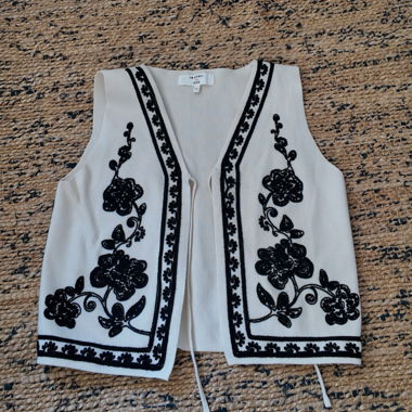 Weste bestickt in Schwarz und Weiss