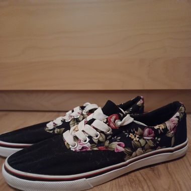 "Victory" Sneaker