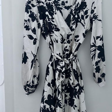 Blumiges Wickelkleid
