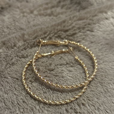 Boucle d’oreille un peu grande mais pas trop