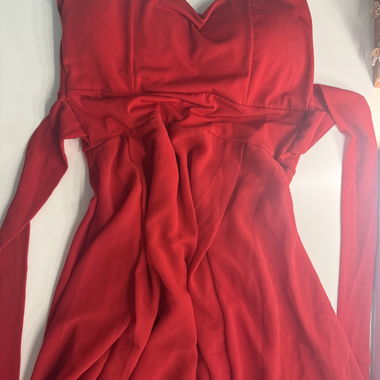 Robe de soirée rouge, à épaules dénudées et ajustée