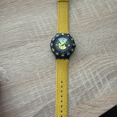 Montre analogique jaune et bleue