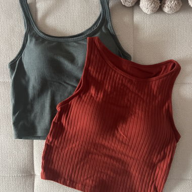2 crop top a coste in rosso e verde di Uniqlo