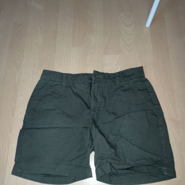 Short mi cuisse kaki