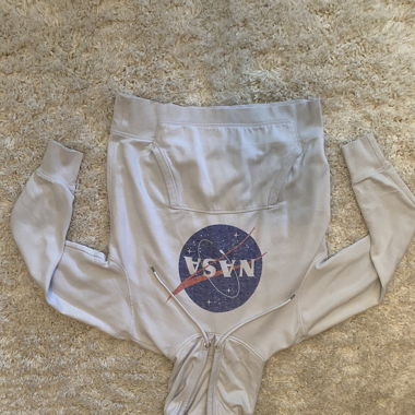 Entdecke die Sterne mit diesem coolen NASA Hoodie!