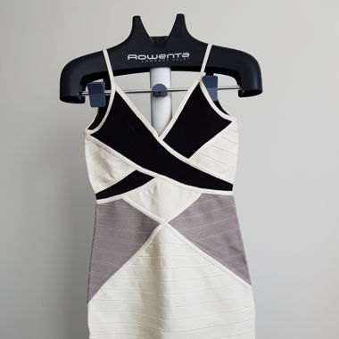 Stilvolles Bandagekleid in Schwarz, Weiss, Beige