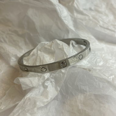 Bracelet jonc en acier inoxydable avec motif trèfle et pierres de zircone argentées