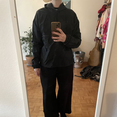 Windjacke mit Kängurutasche schwarz