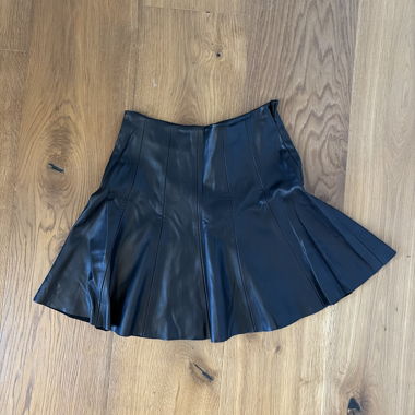 Jupe noire en cuir synthétique