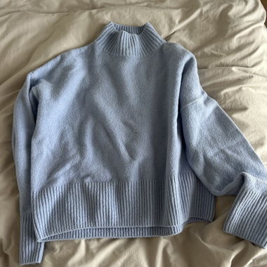 Hellblauer Rollkragenpullover