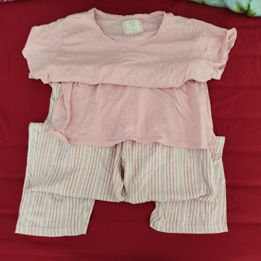 Primark- und Osho-Frau-Pyjama-Set