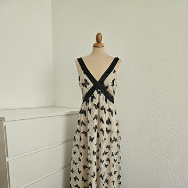 Langes Sommerkleid mit Schmetterlingsmuster