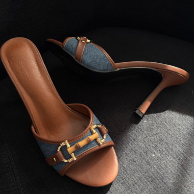 Mules Sandalen mit Horsebit-Absätzen 38