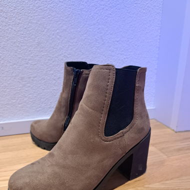 Boots mit Absätzen 