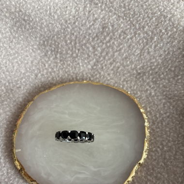 Anello con pietra nera