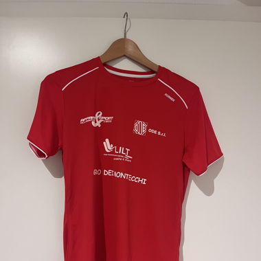 rotes Sportshirt