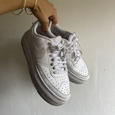 Weiße Sneakers