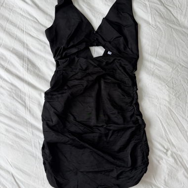 Mini abito nero con scollo a V