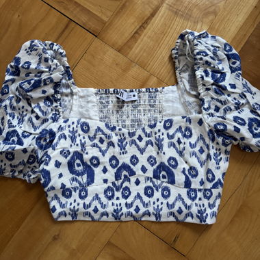 croptop/blusa bianca di zara con motivo blu