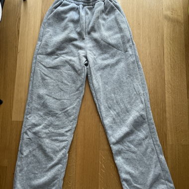 Grey sweatpants with elastic waistband