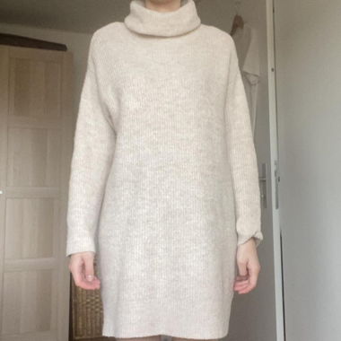 Beiges Strickkleid