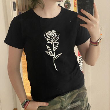 Schwarzes T-Shirt mit Rosenprint
