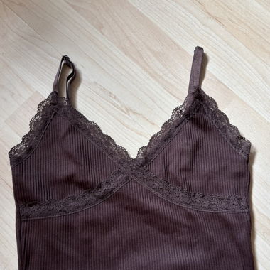 Braunes Croptop mit Spitzendetails