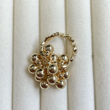 Goldiger Kugel Ring