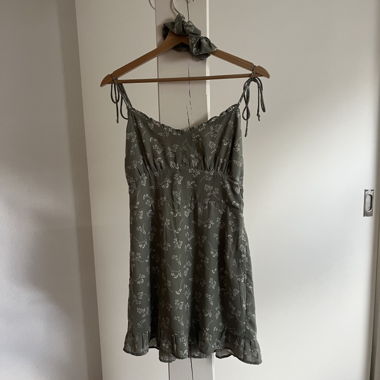Blumenkleid im Mini-Style mit passendem Scrunchie