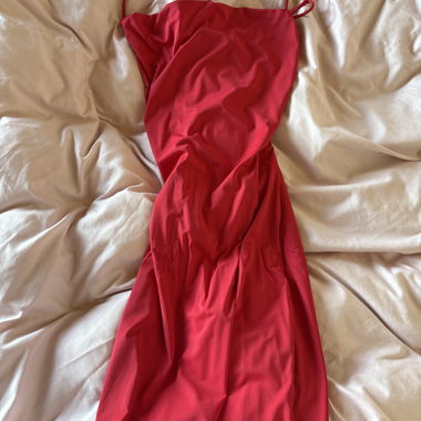 Robe rouge à fines bretelles
