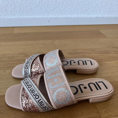 Rosé goldene Sandalen