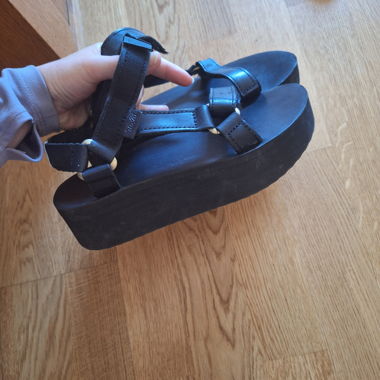 Sandali Teva con piattaforma e cinturini in pelle