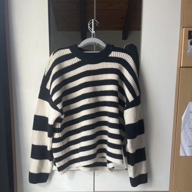 Maglione a righe nero e bianco